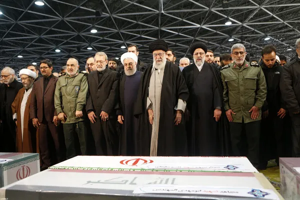 تصاویر مراسم وداع با حاج قاسم و هم رزمان شهیدش از نگاه سایت رهبری