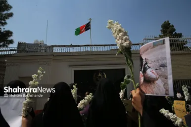 تجمع دانش‌آموزان مشهدی مقابل کنسولگری افغانستان در مشهد