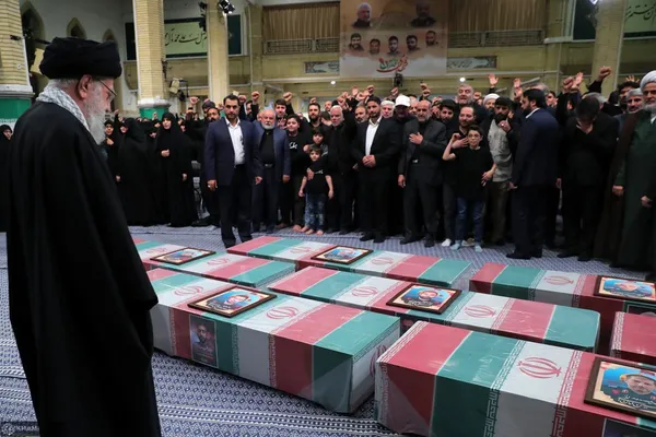 اقامه نماز رهبر معظم انقلاب بر پیکر شهدای حمله تروریستی به سفارت ایران در دمشق + فیلم و تصاویر