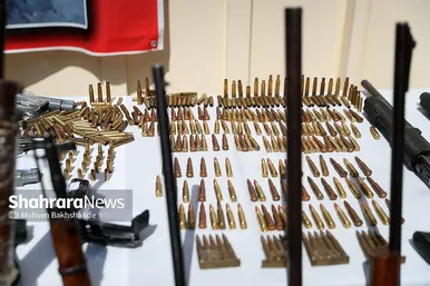 گزارش تصویری | نمایشگاه کشفیات انواع سلاح و مهمات در مشهد