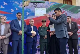 ویدئو| نواخته شدن زنگ اول مهر در مدرسه مصلی&zwnj;نژاد مشهد توسط پدر شهید زارعی، شهید مدرسه میناب