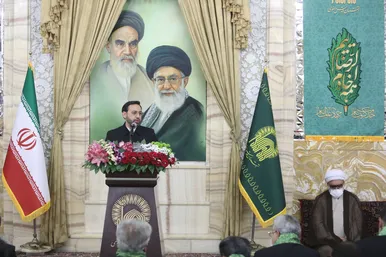عکس‌هایی از شهید مالک رحمتی در حرم امام‌رضا(ع)
