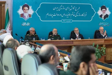 عکس‌هایی از حضور رئیس‌جمهور در قرارگاه سازندگی خاتم‌الانبیا(ص)