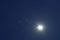 هم‌نشینی زهره و قلب‌الاسد در آسمان شامگاهی | امشب چشم به افق غربی بدوزید (۱۸ تیر ۱۴۰۵)