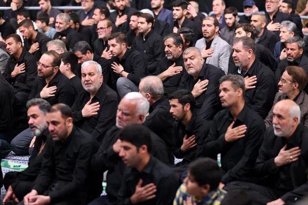 اقامه نماز رهبر معظم انقلاب بر پیکر شهدای حمله تروریستی به سفارت ایران در دمشق + فیلم و تصاویر