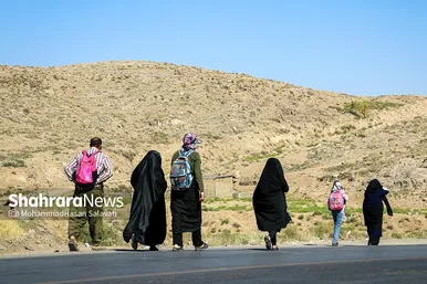 زائران پیاده در مسیر حرم مطهر رضوی