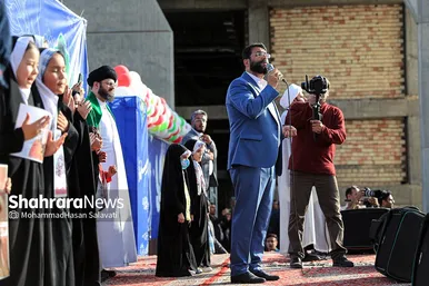 اجرای سرود «سلام فرمانده» با حضور دهه هشتادی و نودی ها در عرصه میدان شهدا مشهد