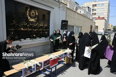 تجمع دانش‌آموزان مشهدی مقابل کنسولگری افغانستان در مشهد