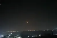 ویدئو | لحظه برخورد موشک‌ها به فرودگاه بن گوریون اسرائیل