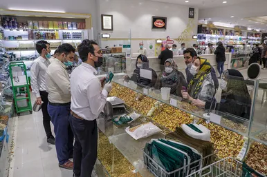 بازار مشهد در آستانه شب یلدا