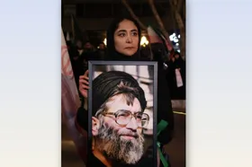 &laquo;زن در نگاه رهبر شهید فقط دیده نمی&zwnj;شد؛ حرمت داشت&raquo; | روایت نگاهی کم&zwnj;نظیر در تاریخ حکمرانی ایران