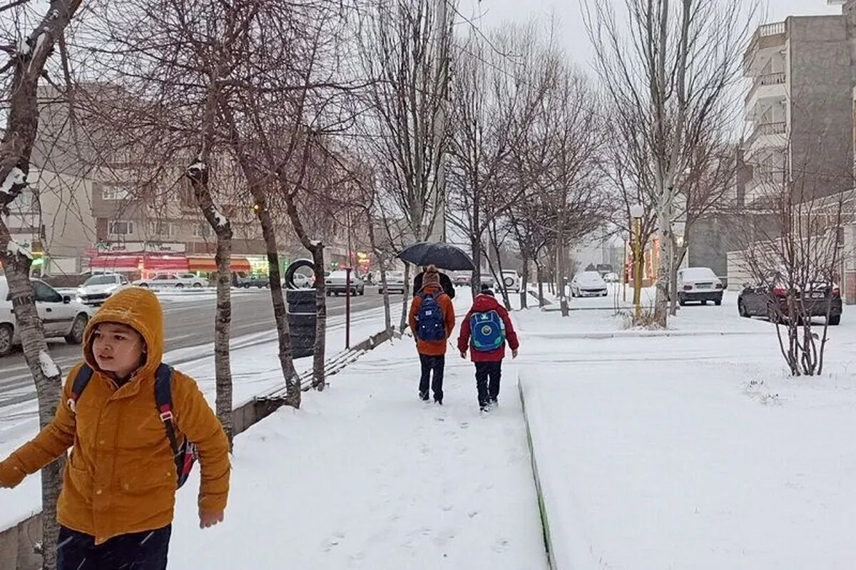 فعالیت مدارس، ادارات و بانک‌های فیروزکوه فردا (۵ بهمن ۱۴۰۴) با یک ساعت تأخیر آغاز می‌شود