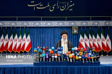 عکس‌هایی از حضور رهبر معظم انقلاب در شعبه اخذ رأی چهاردهمین انتخابات ریاست‌جمهوری