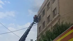 نجات ۱۰ شهروند از میان دود آتش&zwnj;سوزی در تهران|سه آتش&zwnj;نشان مصدوم شدند