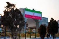 ویدئو| نصب پرچم ایران در صحن‌های حرم امام‌رضا(ع) به‌مناسبت چهل‌وهفتمین سالگرد پیروزی انقلاب اسلامی
