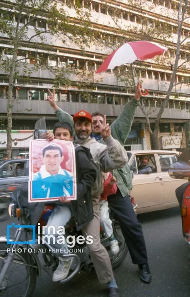 ۸ آذر ۱۳۷۶ روزی که ایران خندید