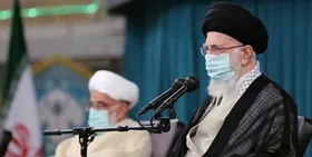رهبر انقلاب: غلط می&zwnj;کند کسی فکر کندن درخت تناور جمهوری اسلامی را بکند| مراد از وحدت قطعاً وحدت مذهبی نیست بلکه وحدت در حفظ منافع امت اسلامی است