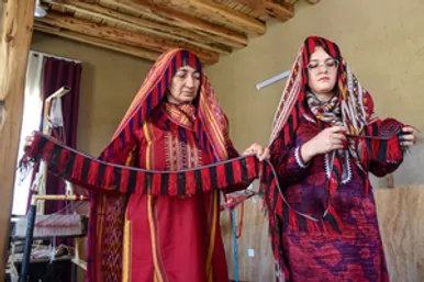 تصاویری زیبا از ابریشم‌بافی زنان در «جَرگَلان» خراسان شمالی