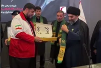 ویدئو | حضور سرزده خادمان رضوی با پرچم متبرک حرم امام رضا(ع) در پایگاه هلال‌احمر تهران