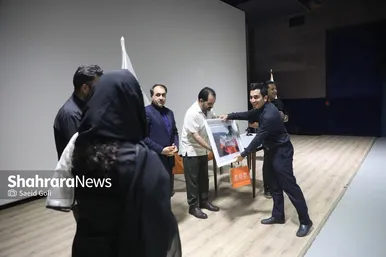 گزارش تصویری | مراسم رونمایی از مستند «شنا در غم» و هشت فیلم کوتاه دیگر در سینما اطلس مشهد