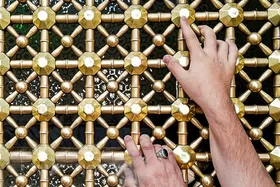 مردی با عبای نسکافه&zwnj;ای