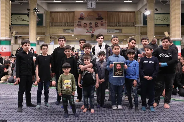 اقامه نماز رهبر معظم انقلاب بر پیکر شهدای حمله تروریستی به سفارت ایران در دمشق + فیلم و تصاویر