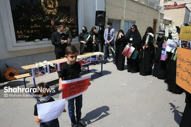 تجمع دانش‌آموزان مشهدی مقابل کنسولگری افغانستان در مشهد