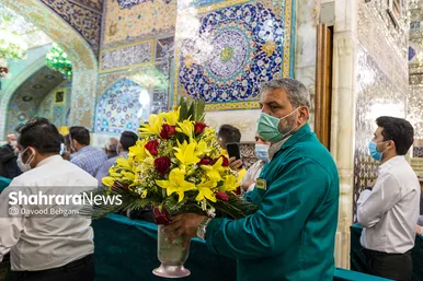 آیین تعویض پرچم گنبد منور حرم مطهر رضوی