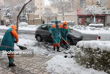 گزارش تصویری | خدمات دهی نیروهای شهرداری مشهد در روزهای برفی