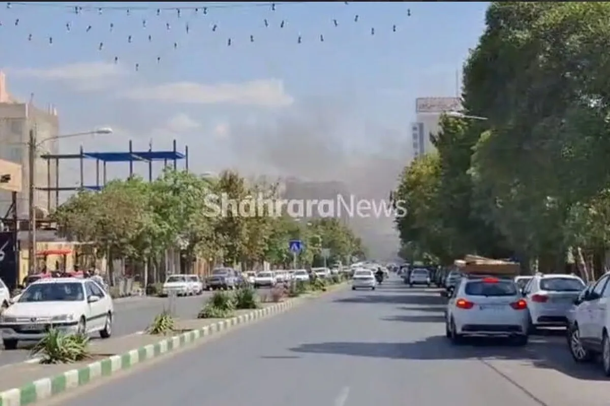 تصاویری از آتش‌سوزی در مجتمع تجاری خیابان ۱۷شهریور مشهد (۲۴ تیر ۱۴۰۴)