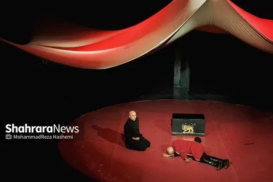 عکس‌هایی از نمایش «آداب شکار روباه»؛ از سایه شاه تا سایه قتل در مشهد