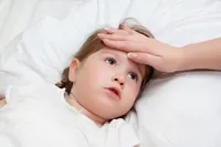 هشدار فوق تخصص کودکان: دوش آب سرد، کودک تب‌دار را وارد شوک می‌کند