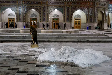 بارش برف در حرم مطهر رضوی