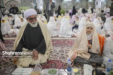 گزارش تصویری | ضیافت افطار دختران روزه اولی در حرم مطهر امام رضا(ع)