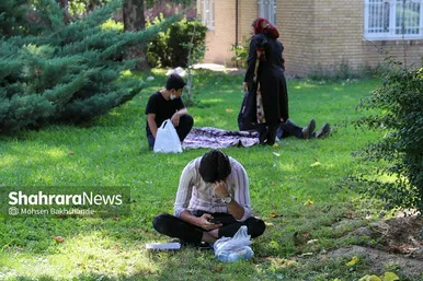 مادران انتظار | عکس‌هایی از مادران کنکوری‌ها پشت درهای بسته
