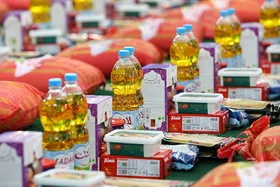 توزیع بسته&zwnj;های معیشتی بین مهاجران افغانستانی مقیم مشهد + فیلم