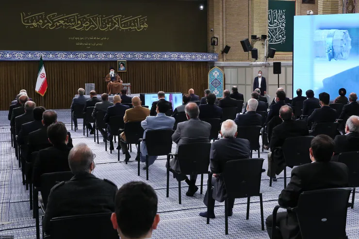 آیه نصب شده در محل سخنرانی رهبر انقلاب در دیدار با فعالان اقتصادی + عکس