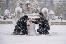 ویدئو| حال و هوای شب برفی در حرم مطهر رضوی