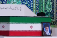 اقامه نماز بر پیکر رهبر شهید در حرم امام حسین(ع)