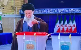 &nbsp;رهبر معظم انقلاب اسلامی آرای خود را به صندوق رای انداختند| توصیه رهبر انقلاب به مردم: دوستان را خوشحال و بدخواهان را ناامید کنید+ فیلم