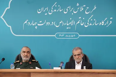 عکس‌هایی از حضور رئیس‌جمهور در قرارگاه سازندگی خاتم‌الانبیا(ص)