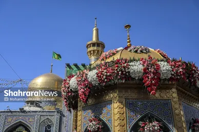 گزارش تصویری | تعویض پرچم گنبد حرم مطهر رضوی در صبح ولادت امام رضا (ع)