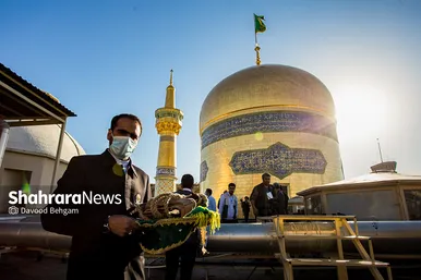 آیین تعویض پرچم گنبد منور حرم مطهر رضوی