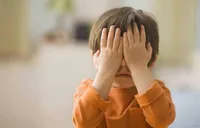 با کودکان خجالتی یا کمرو چگونه رفتار کنیم؟
