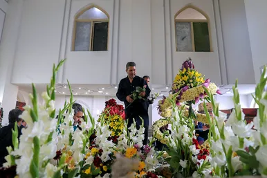 گل آرایی حرم مطهر رضوی در آستانه میلاد امام رضا (ع)