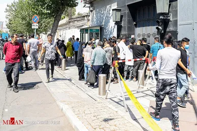 سرگردانی افغانستانی‌ها در مقابل سفارت آلمان