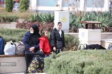 ورود مسافران نوروزی به مشهد از راه آهن