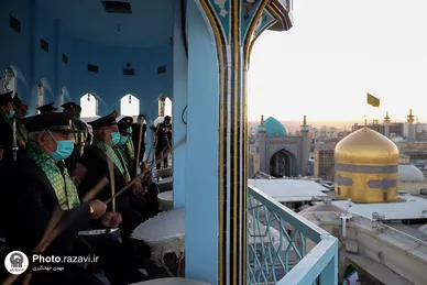 تعویض پرچم گنبد و پوش ضریح مطهر حرم رضوی همزمان با سوم ربیع الاول