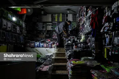 مغازه داران سعی می‌کردند در وضعیت بی برقی به کمک چراغ های شارژی اضطراری به کار خود ادامه دهند