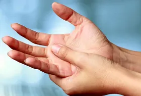 خواب رفتگی انگشتان دست نشانه کدام بیماری است؟ + راه&zwnj;های درمان آن